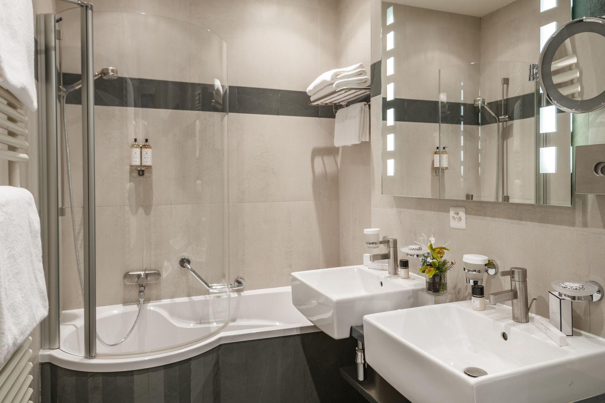 Hotel Parc Des Eaux Vives 4*